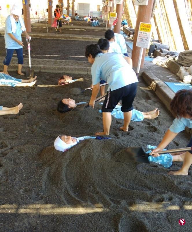 等着工作人员填沙盖土。