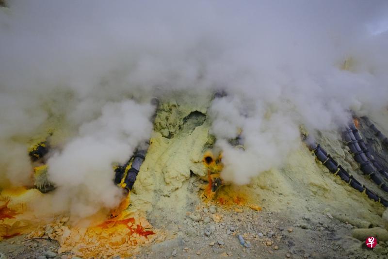 硫黄气体不时大量从火山喷出，气味难闻。