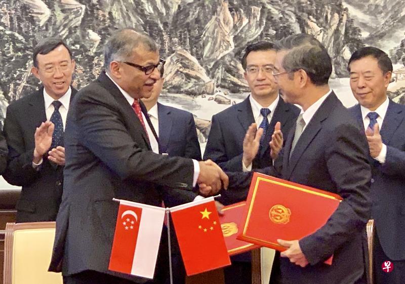 新加坡大法官梅达顺（左）昨天与中国最高人民法院院长周强签署关于加强持续司法教育的谅解备忘录。（新加坡驻华使馆提供）