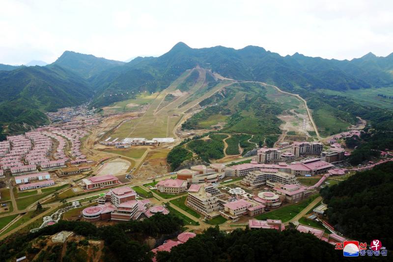 金正恩赞扬旅游区的建设工作。（路透社） 