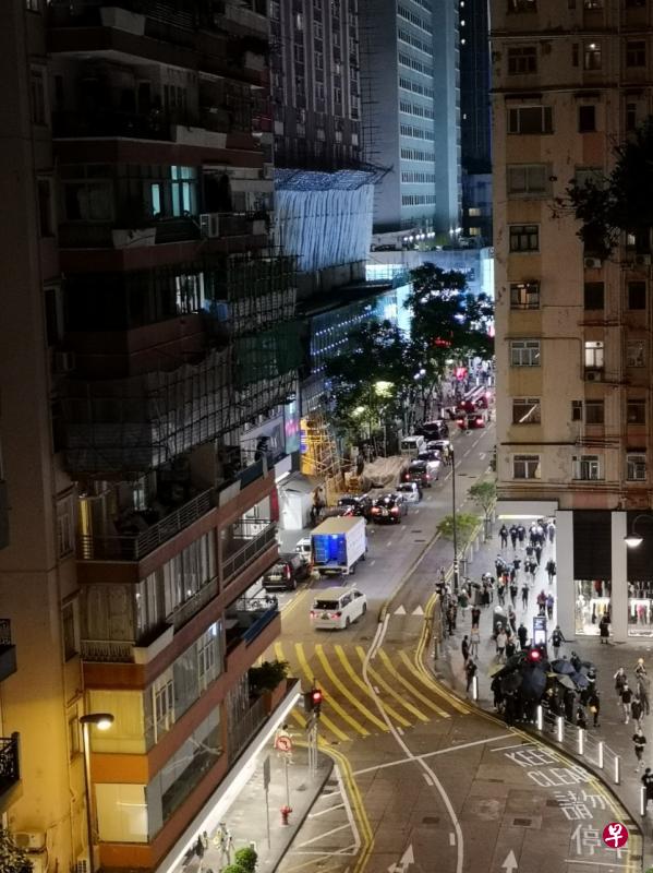 ▲维园附近小区住户杨佩文拍到示威者（右下）破坏交通灯。（杨佩文提供）