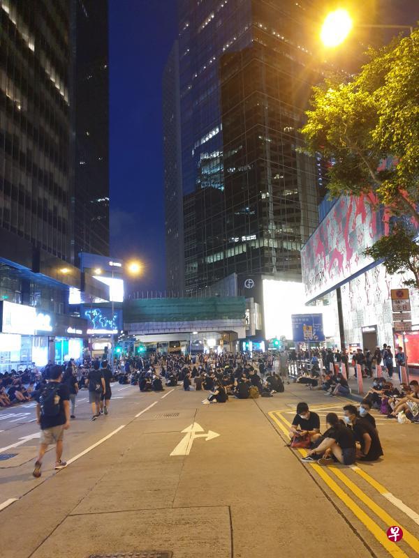 ▲7月21日凌晨12时左右的元朗地铁站外，仍有反修例示威者结集，似乎没受到早些时候白衣人在该地铁站内无差别袭击事件影响。（沈航毅提供）