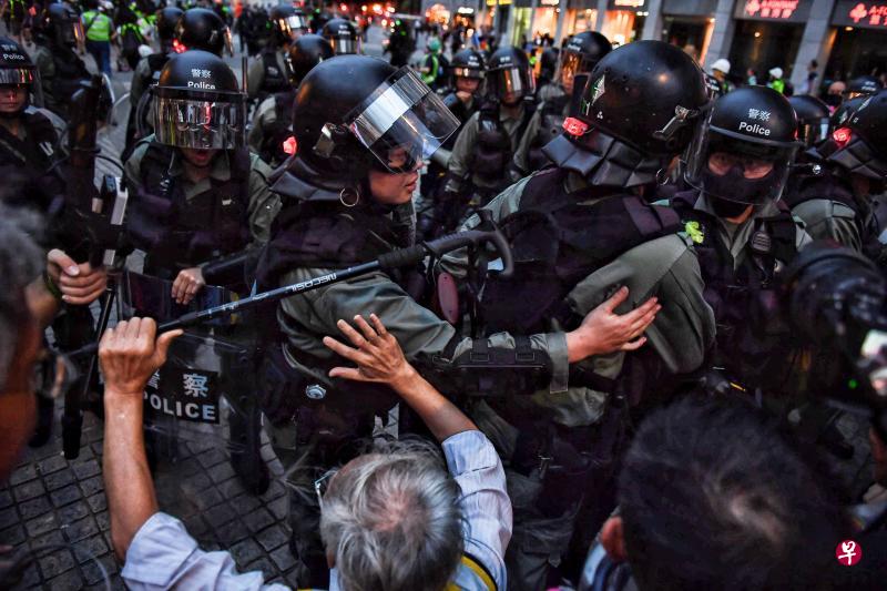 港府和警队在打击暴力问题上，不应再瞻前顾后、畏首畏脚，不必担心强力手段激起社会反对，或破坏对话氛围。（法新社）