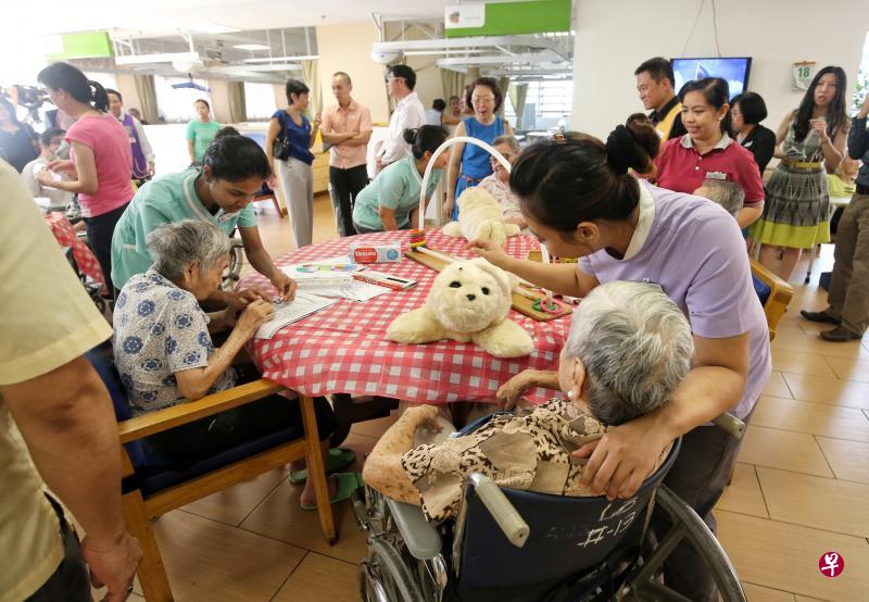 新的终身护保和长期护理法案通过后，保户或他们的受权人可以提名照顾保户的医疗机构，如疗养院作为终身护保赔付额的收款人。（档案照片）