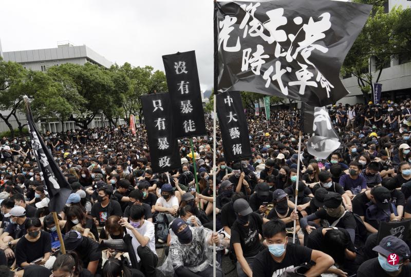 上千名大学生昨天出席在香港中文大学“百万大道”举行罢课集会，要求港府回应五大诉求。（美联社）