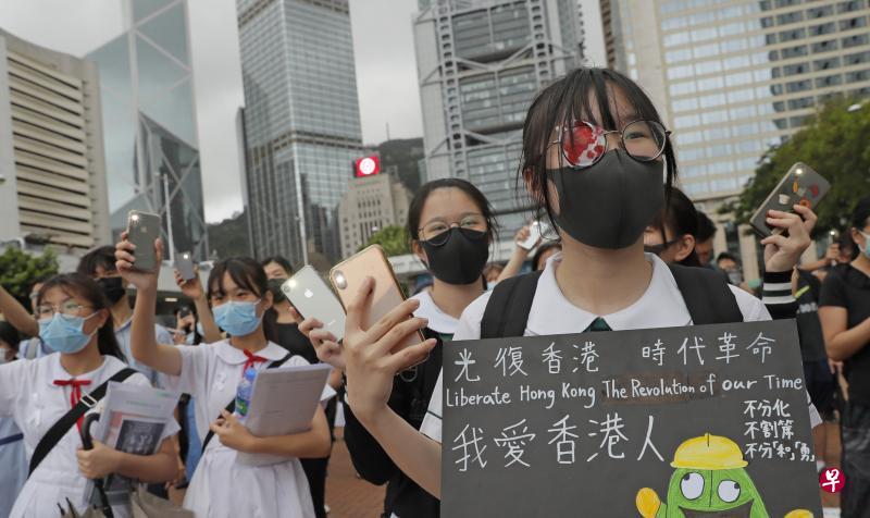 一名女中学生与同学到港岛添马公园参加“三罢”集会。（美联社）