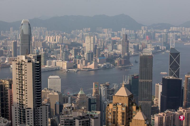 尽管局势依然复杂严峻，但香港上空的黑云终将被驱散，蓝天必将重现。（彭博社）