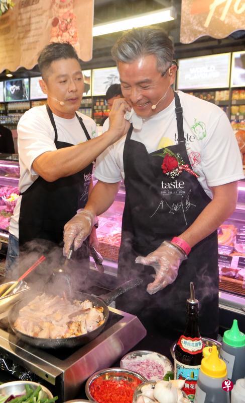 李铭顺（右）煮红烧猪肉，一旁的李南星帮忙擦汗。