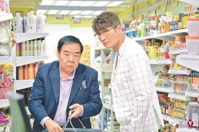 郑则仕（左）与袁文杰以夸张风格诠释放高利贷的荒谬和无良手段。