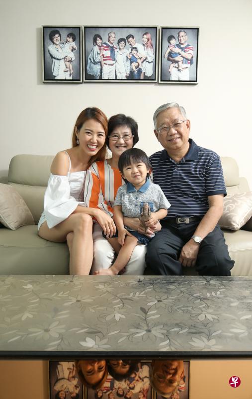 郑可为（左一）家庭事业皆顺心，父亲郑顺利（右一）和母亲陈柳莲都很欣慰，享受含饴弄孙之乐。（叶振忠摄）
