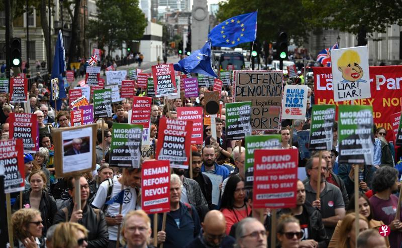 在英国伦敦，大批反对硬脱欧的示威者周末在唐宁街首相府附近一带集会，要求首相约翰逊下台，并高喊争取民主的口号，声言反对“约翰逊阻碍民主进程”。（法新社）