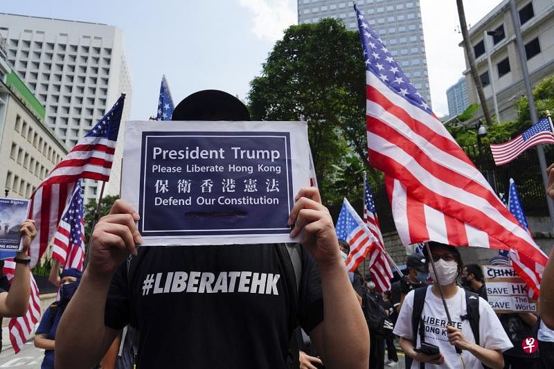 反修例示威者昨天游行至美国驻港总领事馆请愿，呼吁美国政府协助“解放”香港。（美联社）