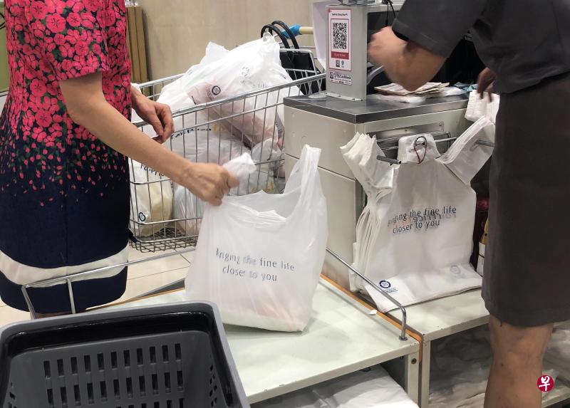 从9月16日起，职总平价合作社旗下的七家超市和便利店将不会免费提供塑料袋，为期一个月。（档案照）