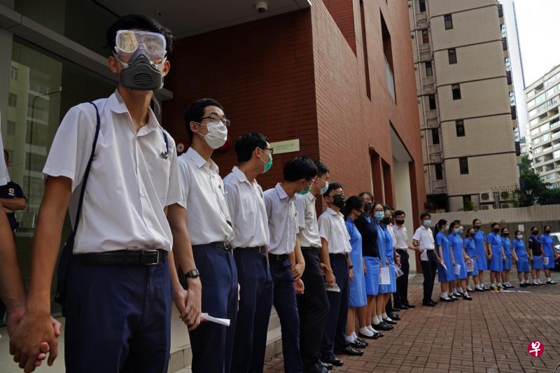 香港圣保罗男女中学学生本周一（9日）在学校外组成人链抗议，要求香港特区政府撤回修例以外，还要满足群众提出的其他四项要求。（美联社）