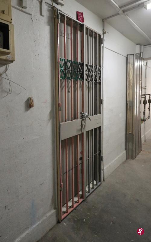 案发单位无人应门，铁门用铁链从外头锁上。（林泽锐摄）