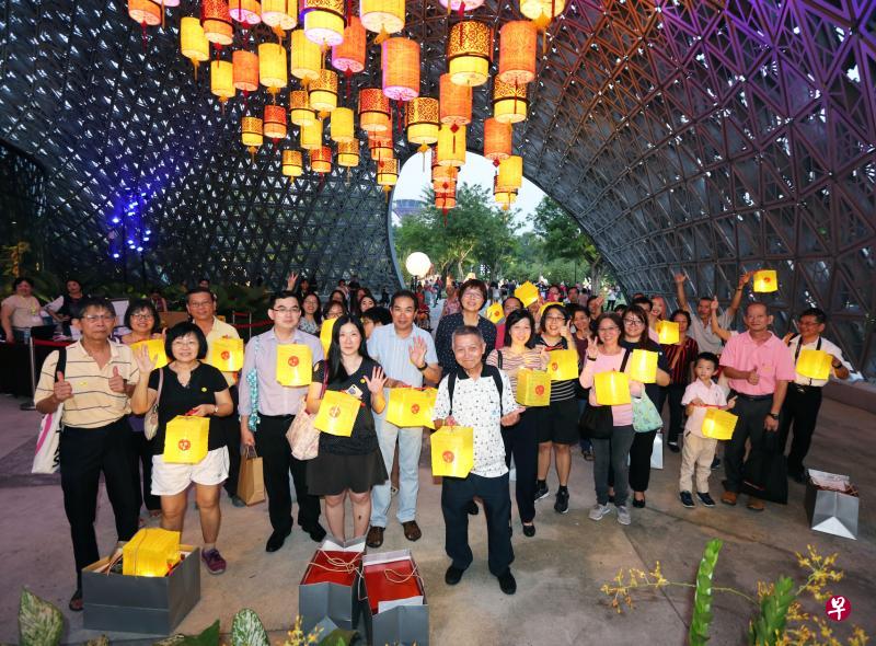 包括报业控股华文媒体集团社长李慧玲在内的新闻室人员与150名读者俱乐部会员一起参加“滨海花园提灯游览”。（庄耿闻摄）
