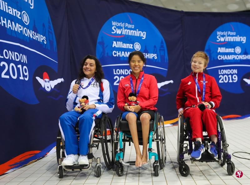 我国选手叶品秀（中）在2019年世界残疾人游泳锦标赛女子50米仰泳S2级赛事囊获金牌，获得第二名和第三名的选手为意大利选手安其拉（又）和加拿大的艾利。（Marc Morris/SportsNewsAgency提供） 