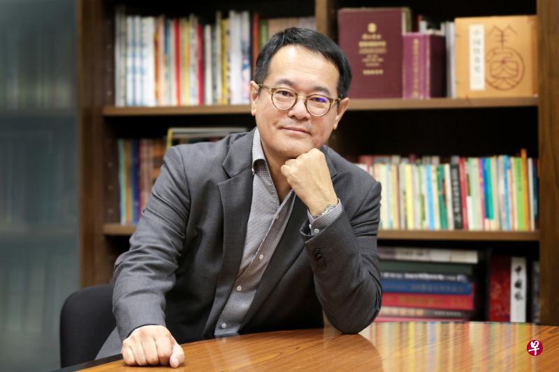 同乐集团总裁兼首席执行长周家萌，多年来收藏多本美食书籍，成为他的美食资料库。（徐颖荃摄影）