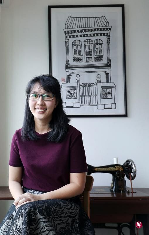 杜沁筠设有网上篆刻店“白丝木”，照片背景是她的店屋素描作品。
