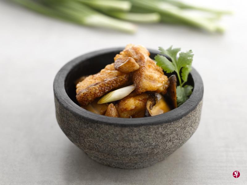 好的厨师对食材了如指掌，道道都是美味。图为石锅烧海斑鱼。