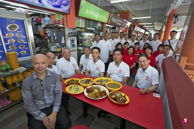 牛车水大厦小贩商联会筹划小贩美食款待参加36周年庆来宾。前桌左起为项目策划人廖顺建、洋货层主席林岭、湿巴刹层主席黄炳荃、副会长吴明银、会长林玉铭，以及熟食层理事沈希。（特约曾道明摄）