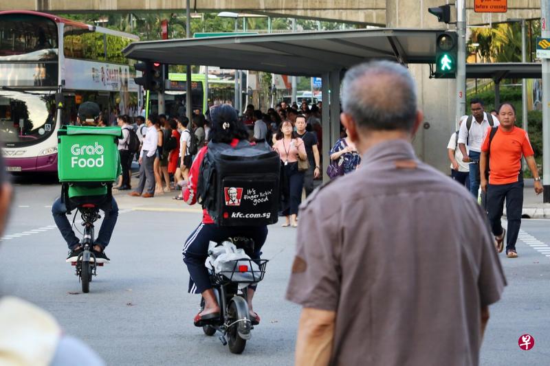送餐员穿梭大街小巷，为城市人提供不少便利。（档案照）