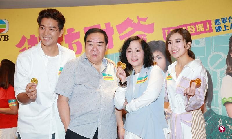 黄智雯（右起）称与前辈苑琼丹、郑则仕合作，每天开工都像学生般吸收演技养分。左一为黎诺懿。（互联网）