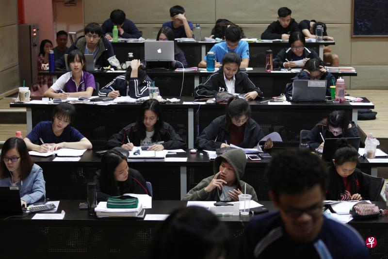 盛港民众俱乐部室内和室外的学习空间约有150个座位，到了考试期间，自习室里往往座无虚席。（林泽锐摄）