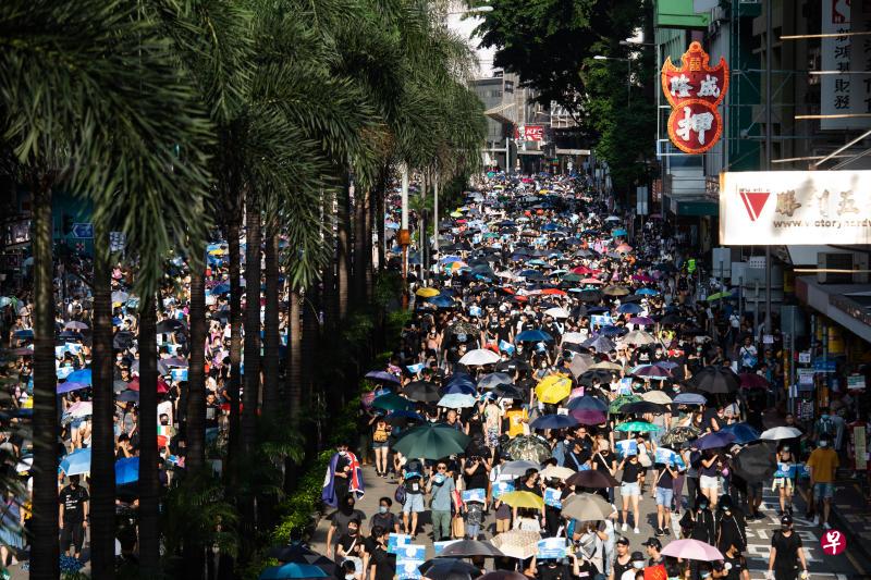 对香港，不宜操之过急。搁置那类尝试，50年以后再去考虑那些问题又如何？（彭博社）