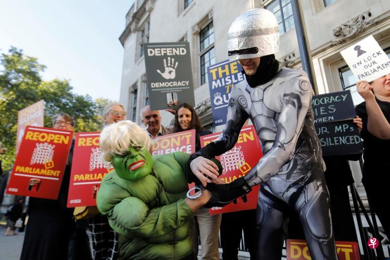 英国反政府示威者昨天在最高法院外上演机械战警（Robocop）逮捕绿巨人浩克（Incredible Hulk）的戏码，借此讽刺日前自比为绿巨人的约翰逊。（法新社）
