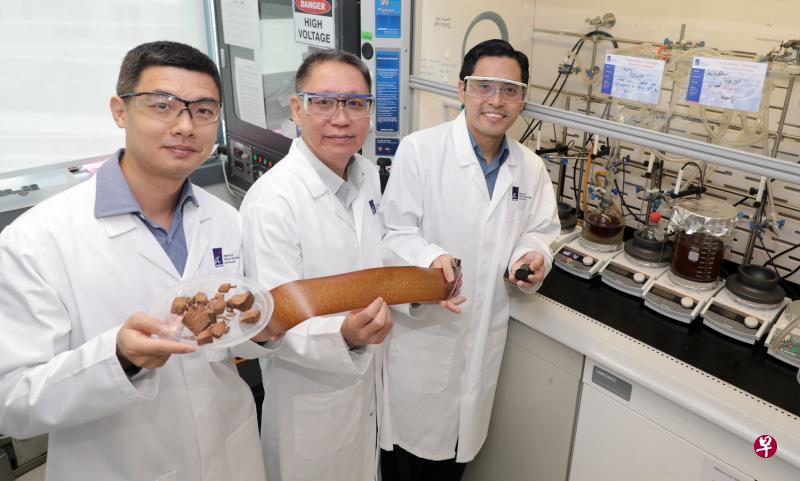 新科研材料研究与工程研究院团队利用造纸废弃物制作环保材料。左起为研究员凯聃博士、软性材料系主任罗贤俊博士以及研究院院长范清鸿教授。（林国明摄） 