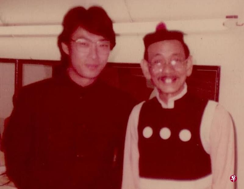 　　王沙叔拍邵氏电影以“老夫子”造型现身，身旁是冻龄的费玉清。（受访者提供）
