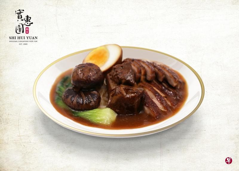 “温馨河伴”由鸡腿、鸭腿、排骨、卤蛋和香菇组成，还有招牌酱汁及幼滑河粉。（实惠园提供）