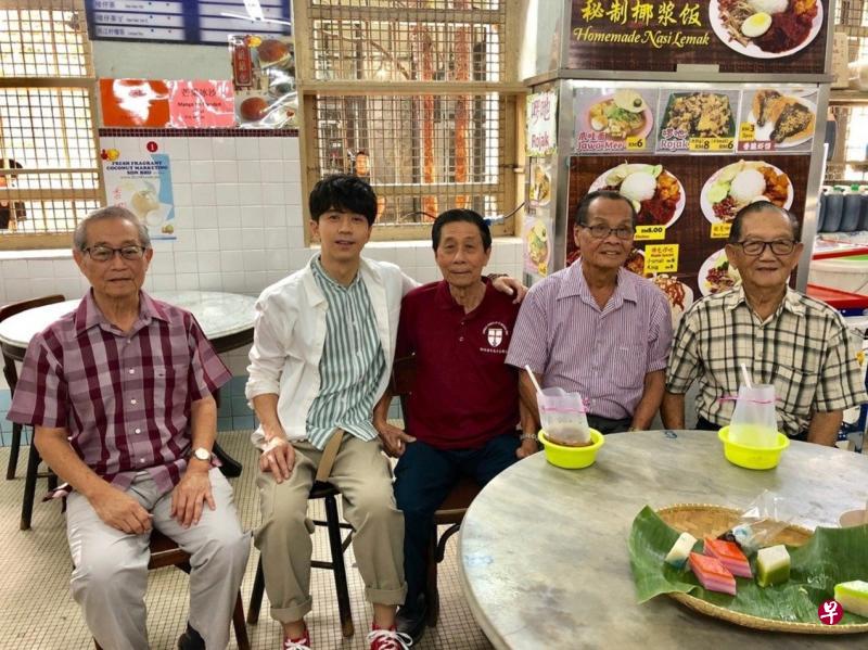 光良（左二）与83岁爸爸（左三）难得一起入镜。（星娱音乐图）