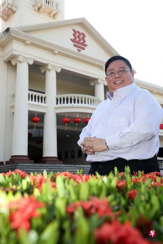 华侨中学董事会董事长李德龙：本地华中国际学校的学生，同未来的中新广州知识城国际学校学生，将有机会互访交流。（档案照片）