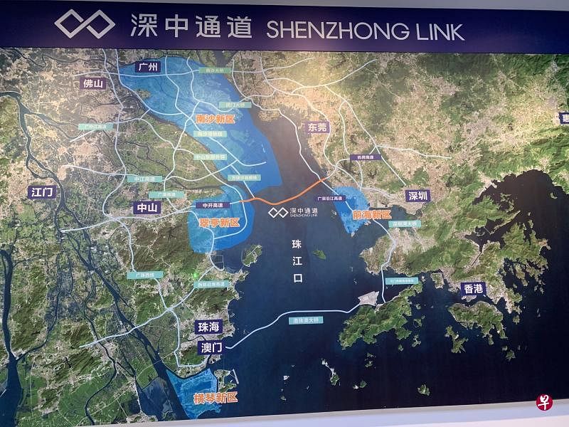 深中通道管理中心墙上地图可清楚看到粤港澳大湾区呈“A”字形，计划在2024年通车的深中通道居中间核心位置，它将把深圳到中山的通勤时间压缩到半小时，是大湾区最后形成一小时生活圈的关键节点。（韩咏红摄）