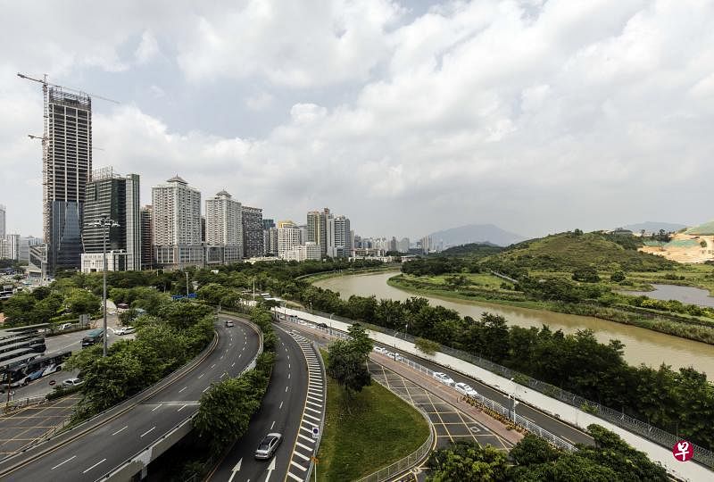 香港和深圳仅一条深圳河之隔。前海深港现代服务业合作区（左）高楼林立，对岸香港地段则尚未开发。（彭博社）