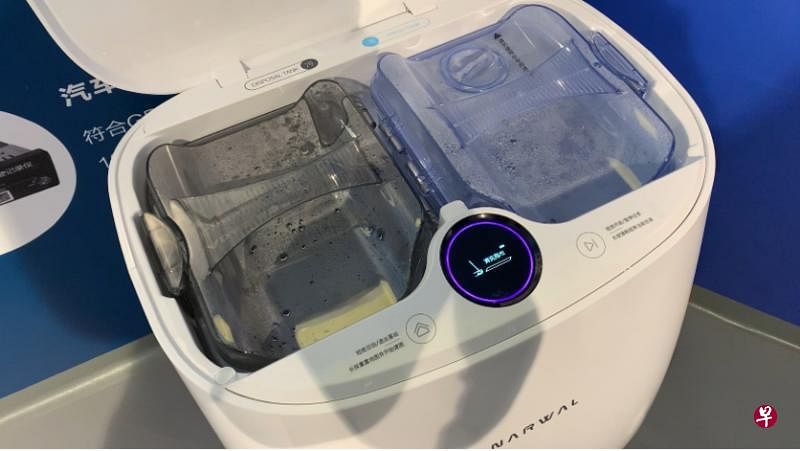 Narwel拖地机器人的“家”有两个水箱，一抽脏水，另一换清水、把抹布洗干净。清水水箱能装5公升水。（韩咏红摄）