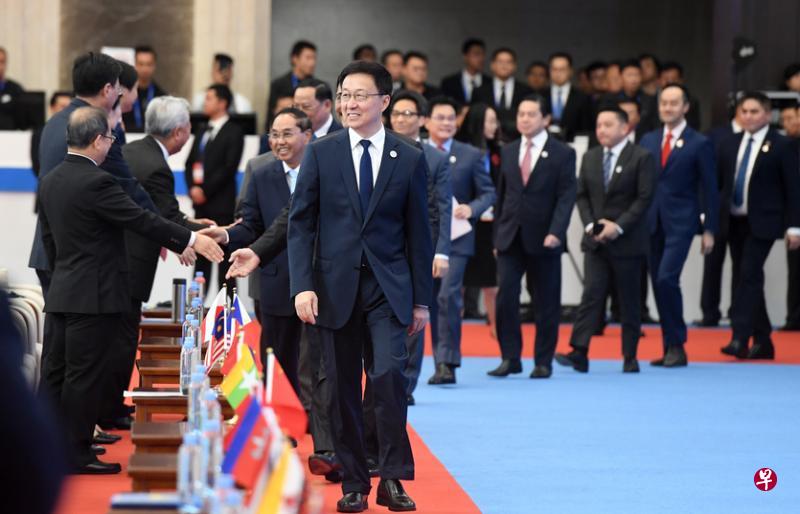 第十六届中国—东盟博览会昨天在广西南宁开幕，中共政治局常委、中国国务院副总理韩正（中）出席开幕大会。（中新社）