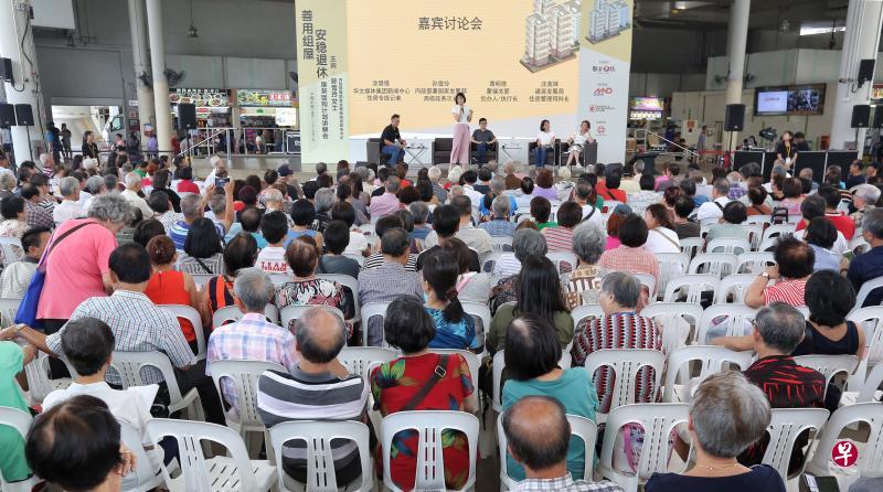 由《联合早报》主办，国家发展部和建屋局协办的第四场“善用组屋，安稳退休”讲解会昨天吸引约800名公众出席。内政部兼国家发展部高级政务次长孙雪玲（台上站立者）受邀担任讲解会嘉宾，为在场公众解答与屋契回购计划有关的疑问。（特约陈福洲摄）