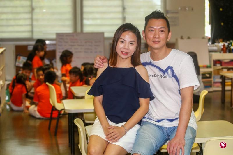 华侨银行与职总优儿学府联手推出新计划， 协助符合条件的低收入家庭应付托儿费用。育有两个女儿的李资伟和吕桂芬夫妇是率先受惠于这项新计划的其中一个家庭。（陈斌勤摄） 