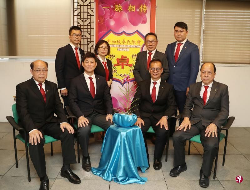 卓氏总会80周年庆以新培育优质品种兰花“卓云秀兰”为会花，卓氏总会也是本地首家拥有会花的会馆。图为总会受访执委卓宝兴（前排左起）、卓潮来、卓福源、卓新川，以及卓汶谦（后排左起）、卓秋桂、卓亚志以及卓志豪。（饶进礼摄）
