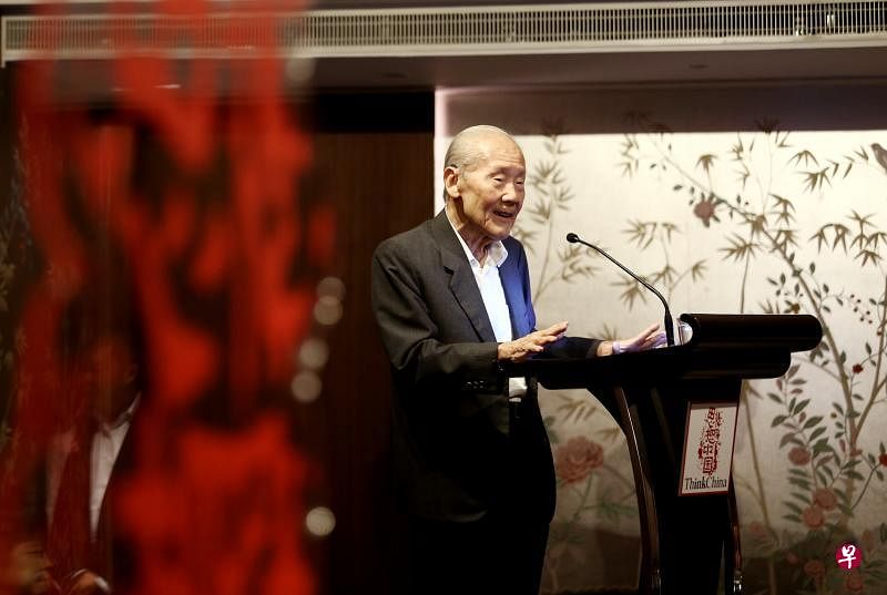 王赓武教授在推介会上从历史角度谈中国改革与发展。（陈渊庄摄）