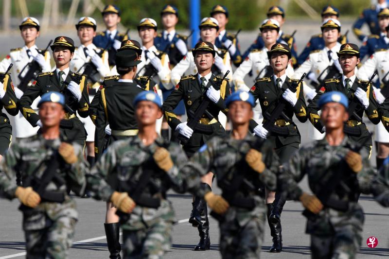 参与中国国庆阅兵仪式的士兵昨天在北京加紧排练。（路透社）