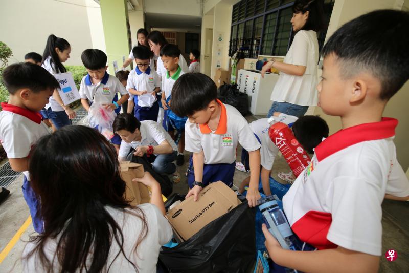 弥陀学校从小灌输学生环保意识，让学生每周固定时间收集可循环物品，去年共收到9150公斤的这类物品。（梁麒麟摄）