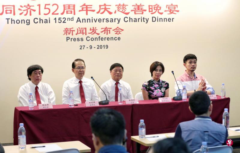 同济医院希望通过举办慈善晚宴筹得150万元善款。同济医院副主席杨应群（左起）、秘书长刘廷辉、主席林源利、资深艺人何永芳及音乐人林俊杰，出席了记者会。（徐颖荃摄）