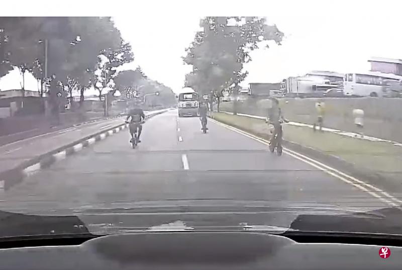 三名电动踏板车骑士不仅违例骑上路，还随意转换车道。（视频截图） 