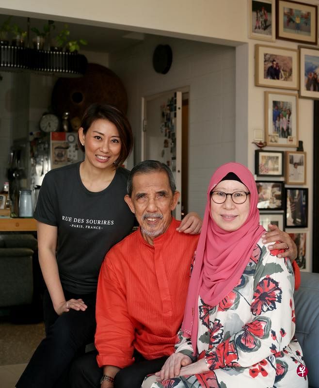 Justina（洁丝汀娜，左一）与父亲Ibrahim Yasin及母亲王美玲。（龙国雄摄影）