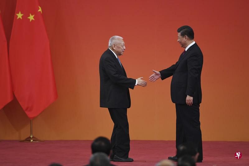 香港首任特区行政长官董建华（左）昨天获中国国家主席习近平颁发“一国两制杰出贡献者”国家荣誉称号，表彰他“为香港顺利回归与平稳过渡，以及一国两制成功实践作出重大的历史性贡献”。（法新社）