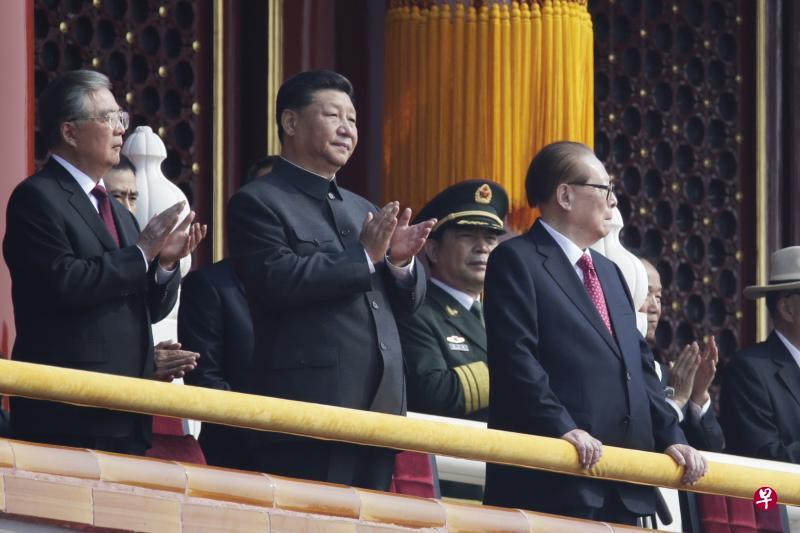 中共前任领导人胡锦涛（左）与江泽民（右）今早分别站在中国国家主席习近平（中）左右两侧参加国庆阅兵仪式。（路透社）